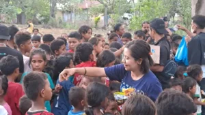 Berita Evakuasi : Senyuman Senang Beberapa anak Korban Erupsi Gunung Lewotobi Dihibur Polwan dan Guru di Posko Evakuasi