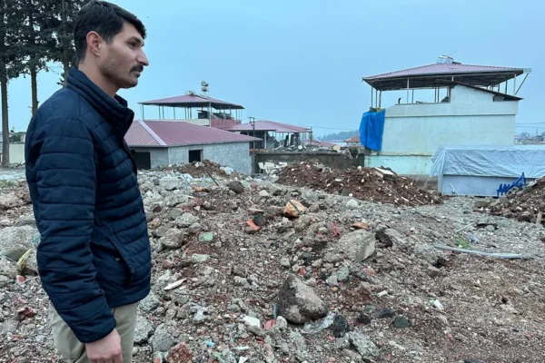 Berita Bencana : ‘Saya iri pada orang-orang yang memiliki kuburan untuk dikunjungi’: Para penyintas gempa di Turki berjuang untuk membangun kembali kehidupan mereka satu tahun kemudian