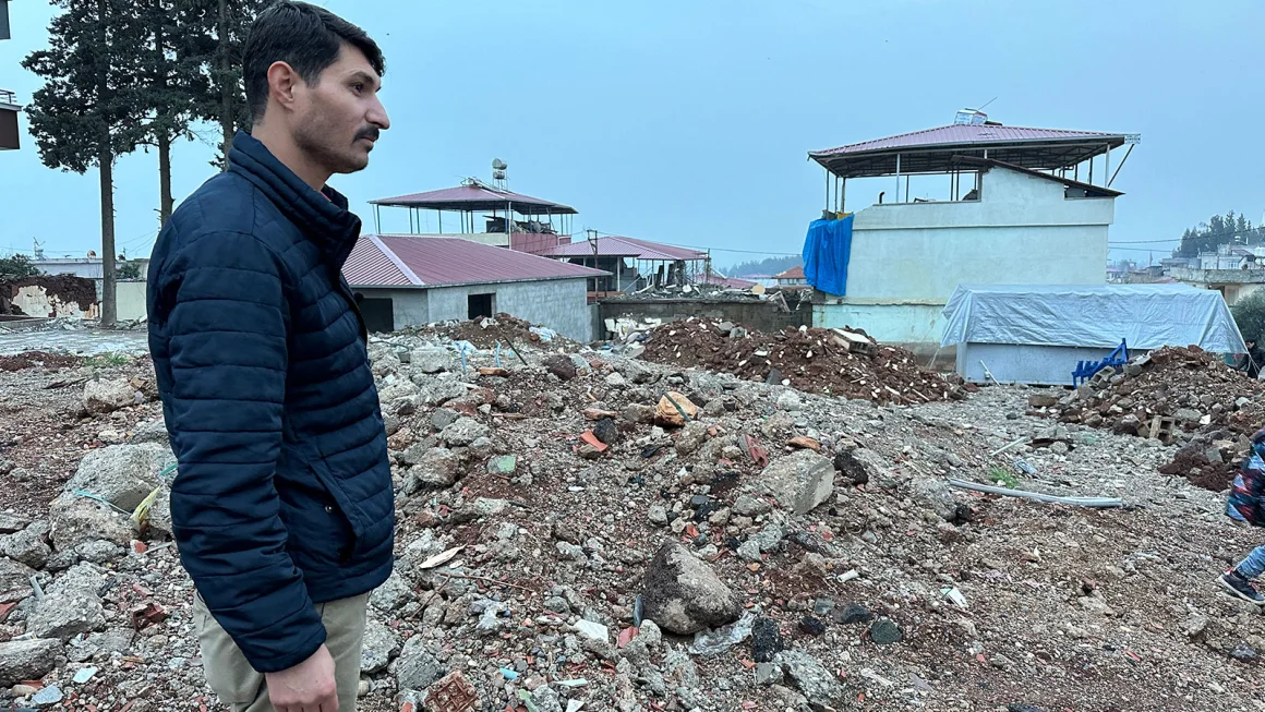 Berita Bencana : ‘Saya iri pada orang-orang yang memiliki kuburan untuk dikunjungi’: Para penyintas gempa di Turki berjuang untuk membangun kembali kehidupan mereka satu tahun kemudian