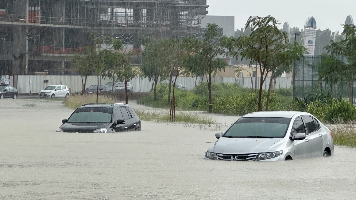 Curah hujan selama satu tahun biasanya membuat Dubai kering