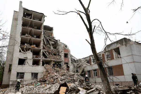 Serangan Rusia menewaskan sedikitnya 14 orang ketika pertahanan udara Ukraina