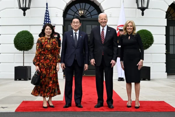 Biden menggelar karpet merah diplomatis – dan literal