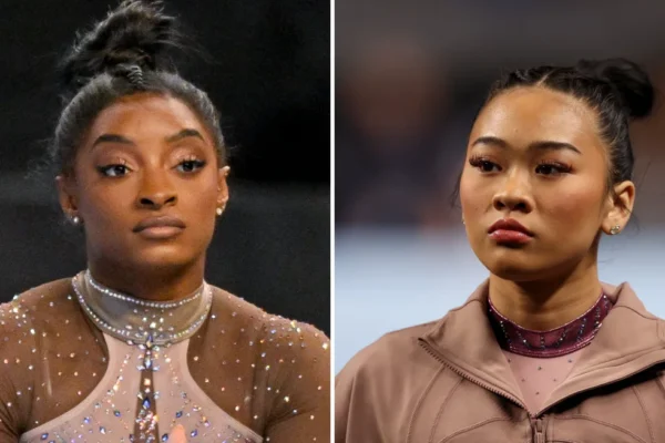 Simone Biles memberikan nasihat kepada Suni Lee selama Kejuaraan Senam AS