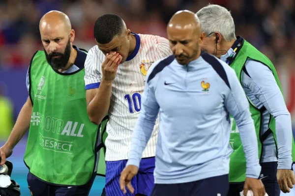 Kapten Prancis Kylian Mbappé menderita patah hidung dalam kemenangan Euro 2024