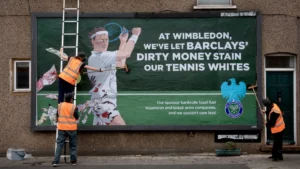 Protes iklan menargetkan citra Wimbledon karena hubungannya dengan Barclays 