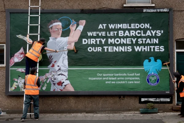 Protes iklan menargetkan citra Wimbledon karena hubungannya dengan Barclays