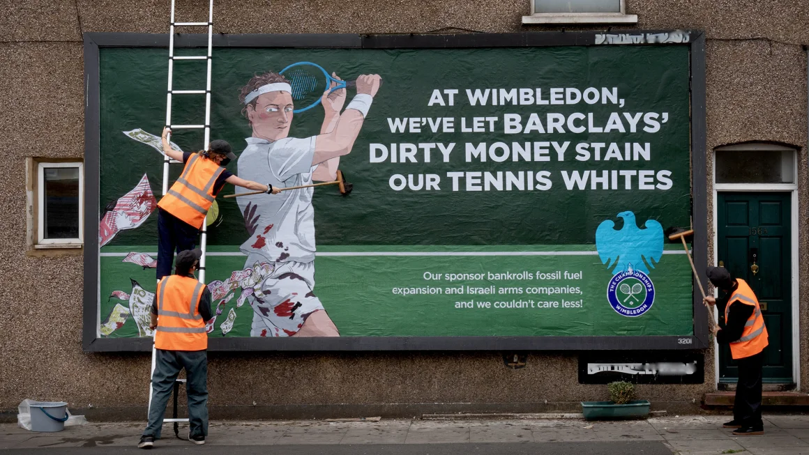 Protes iklan menargetkan citra Wimbledon karena hubungannya dengan Barclays