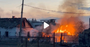 Menunjukkan mayat di truk Rusia yang terbakar di wilayah Kursk