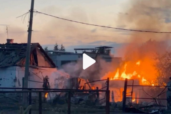 Menunjukkan mayat di truk Rusia yang terbakar di wilayah Kursk