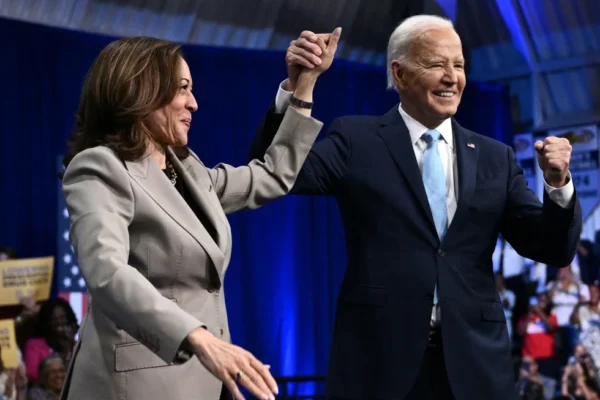 Biden menjadi pengganti Harris saat mereka berpisah dalam kampanye